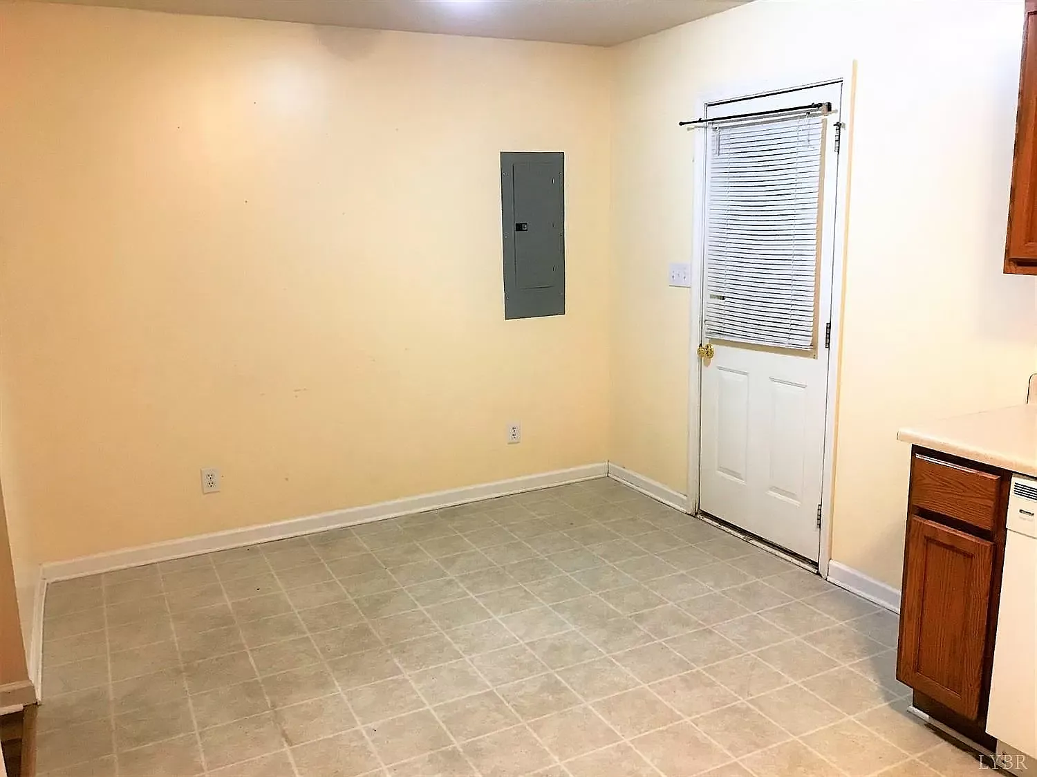 2 bed, 1.5 bath, 1040 sqft, $1,025 — Photo 3
