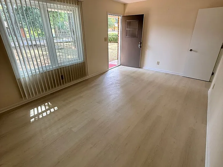 3642 Glen Ln — Photo 2