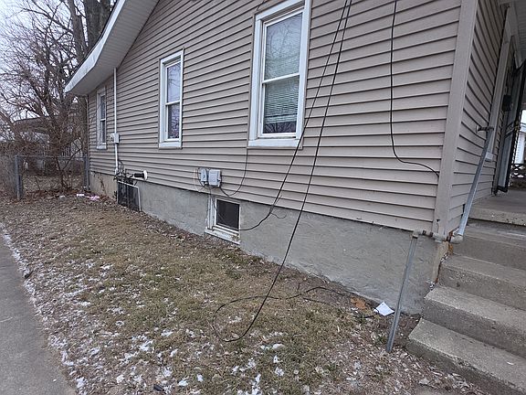 3rd image of 1401 E Cantrell St