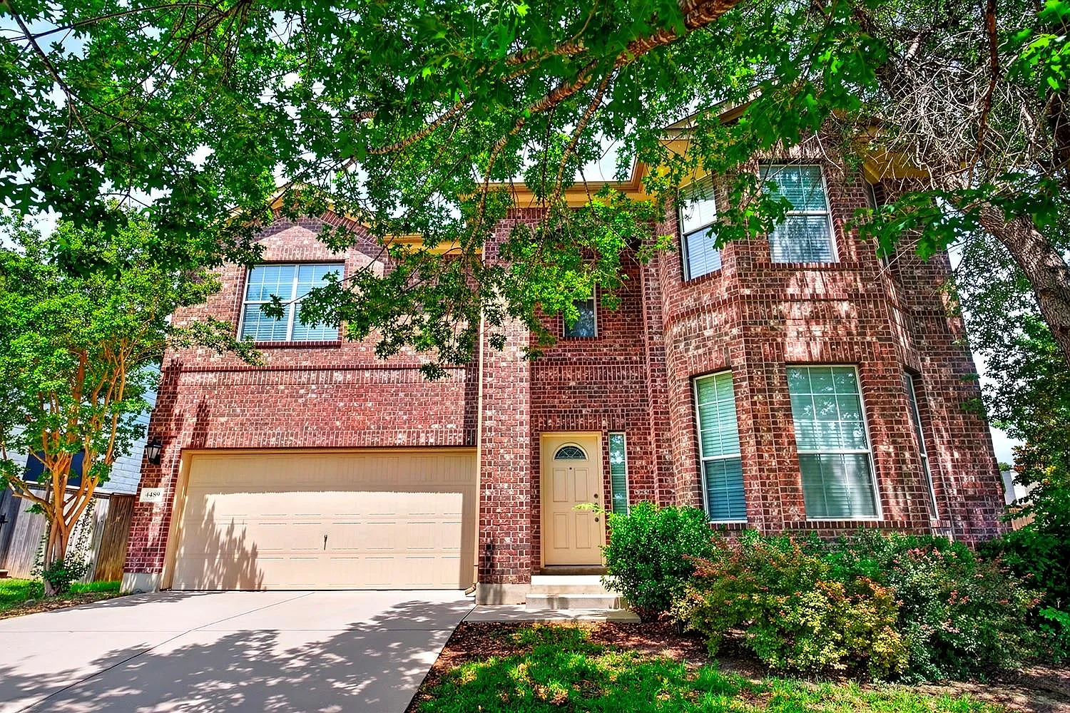 4 bed, 2.5 bath, 2820 sqft, $2,550 — Photo 2