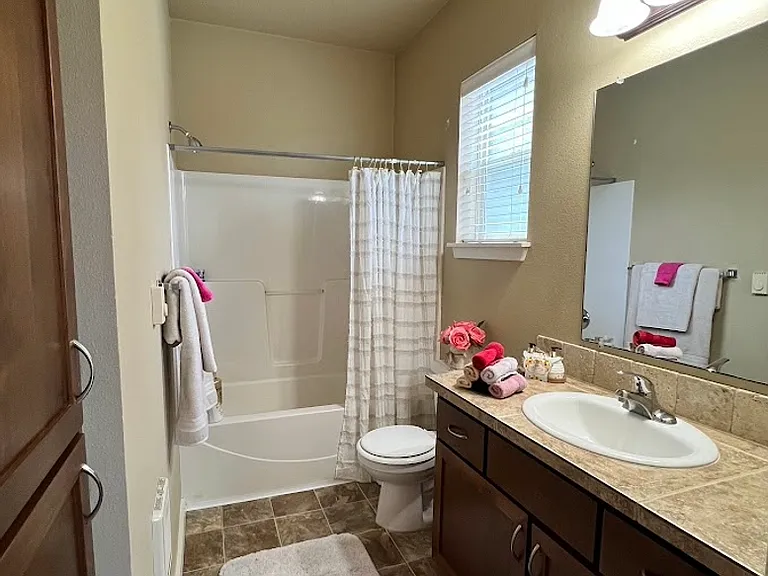 Catron Apartments - 1-3 Bedrooms 2 Bathrooms with In Unit Washer/Dryer and Internet — Photo 42