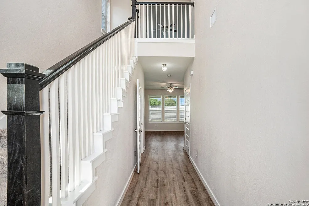 3 bed, 2.5 bath, 1714 sqft, $2,300 — Photo 2