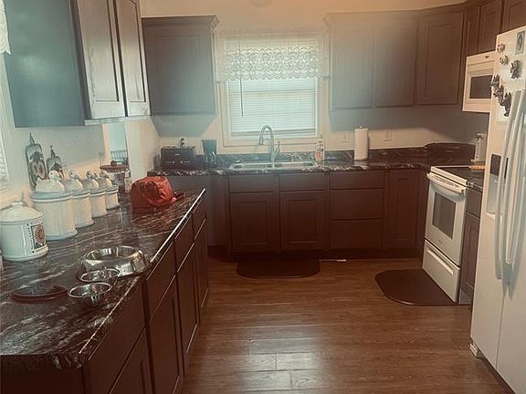 4th image of 402 Damon St