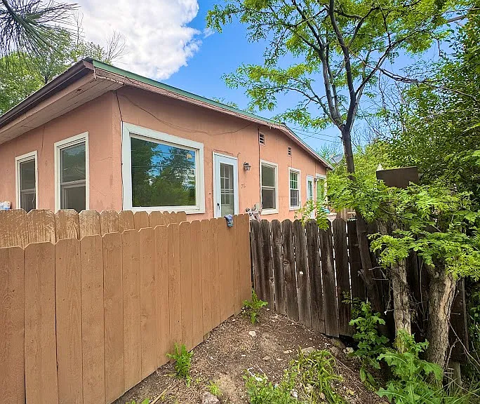 718 W Madison St — Photo 1