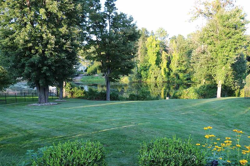 3rd image of 782 WALDENS POND Road