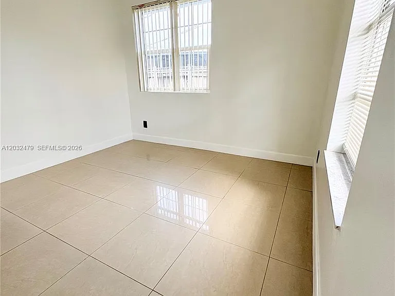 1116 N 61st Ave — Photo 11