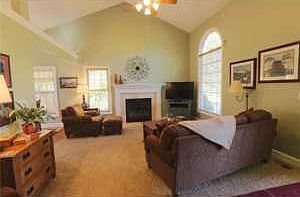 4th image of 733 Royal Cir