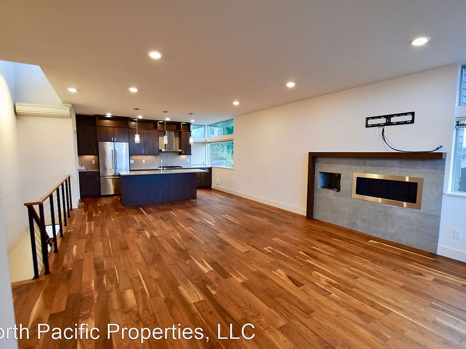 1st image of 2616A Eastlake Ave E