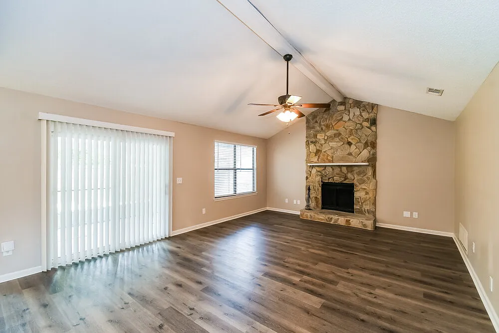 3 bed, 2.0 bath, 1468 sqft, $2,230 — Photo 3
