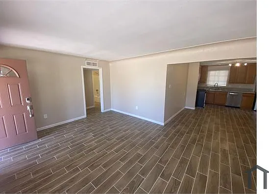 328 E Lester St — Photo 3