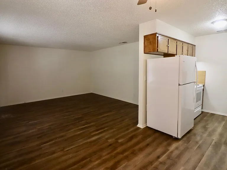 511 W Oak St #12 — Photo 5