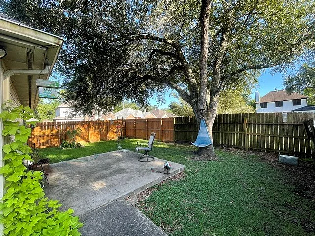 1102 Camelot Ln — Photo 16