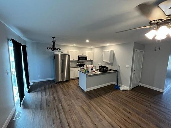 4th image of 501 N Elm St