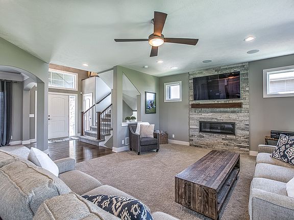 3rd image of 18856 Alder Dr