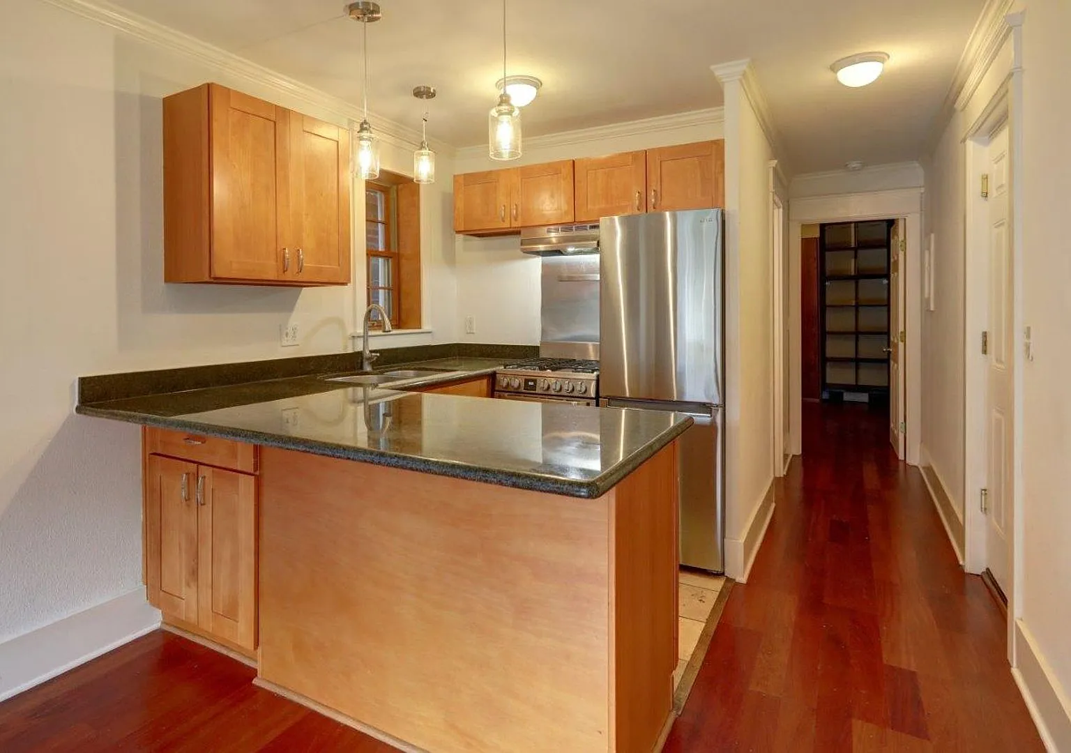 Gorgeous Urban Condo, Historic Features, Fantastic Location — Photo 3