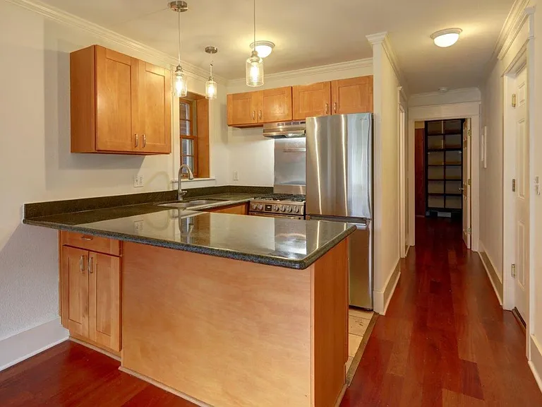 215 17th Ave E #10 — Photo 3