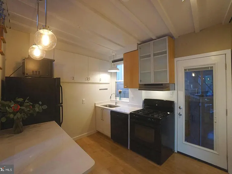 1010 New Market St — Photo 14