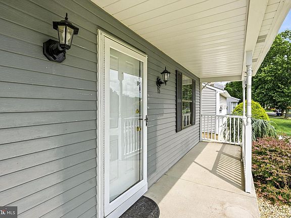 3rd image of 15 Westminster Dr