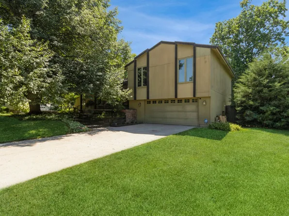 10870 Hazelwood Dr, Clive, IA 50325