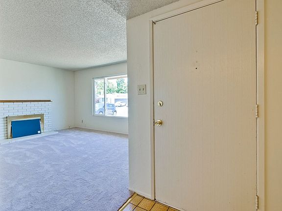 4th image of 458 Safari Dr
