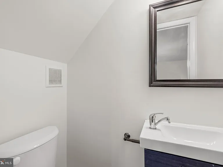 1095 Travis Ln — Photo 3