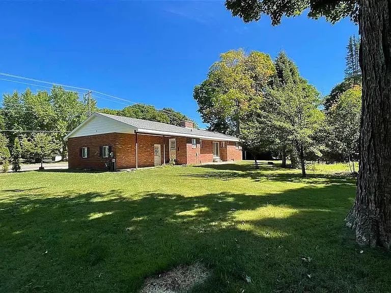 636 Petoskey Ave — Photo 2