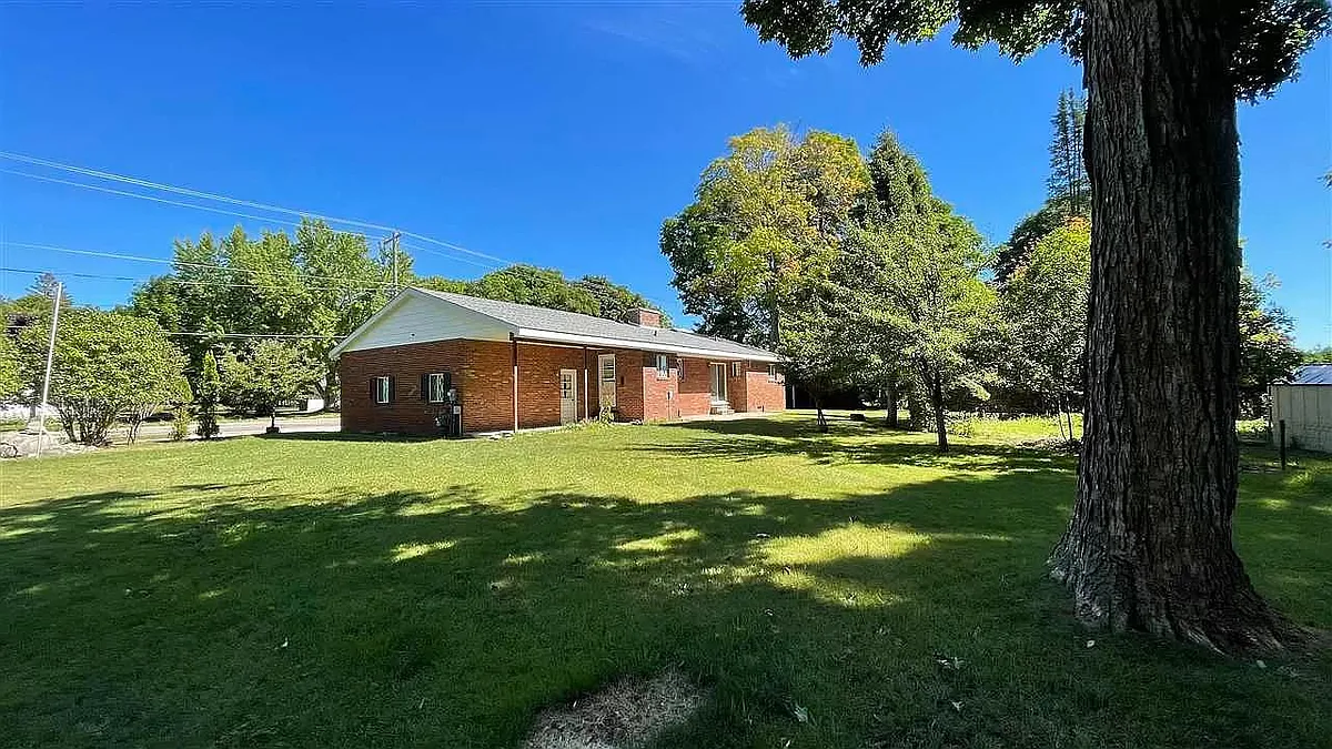 Building Photo - 636 Petoskey Ave
