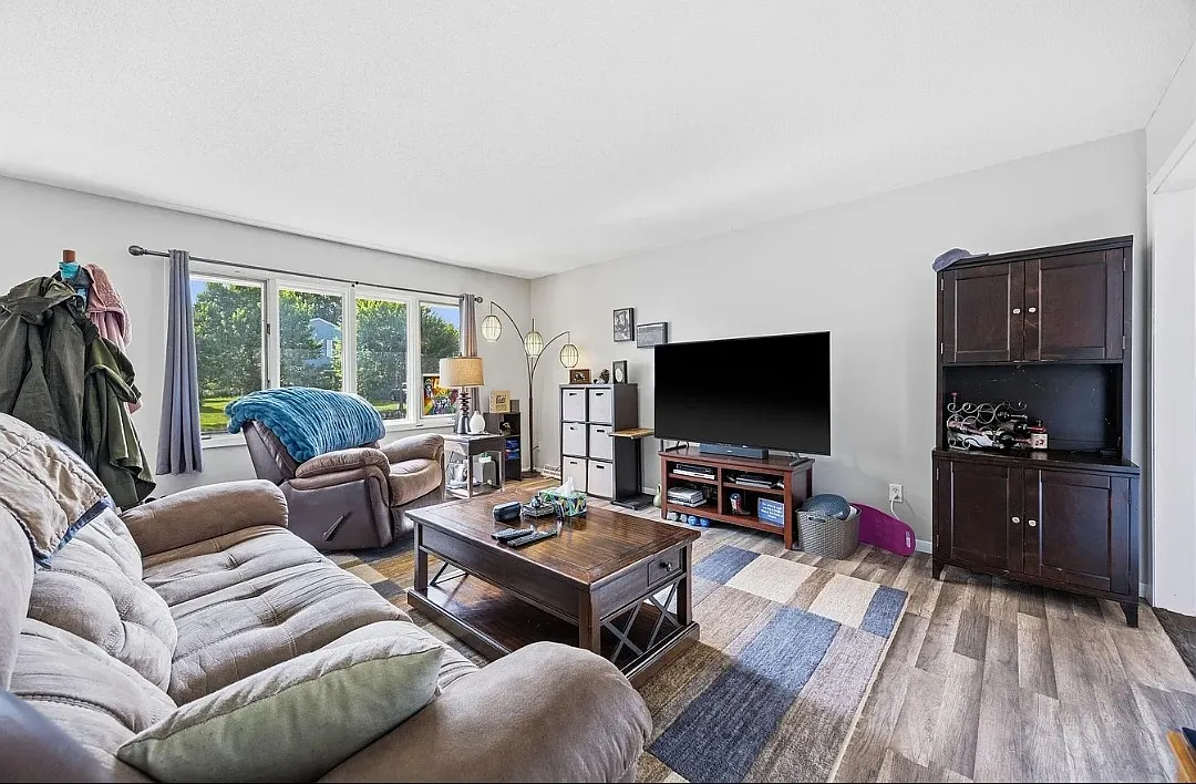 3 bed, 1500 sqft, $2,400 — Photo 2