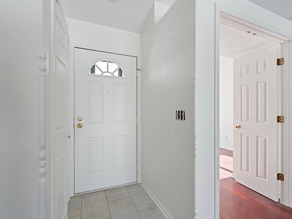 4th image of 821 Eagle Cove Dr