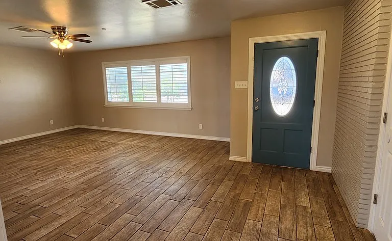 2601 Bedford Dr — Photo 2
