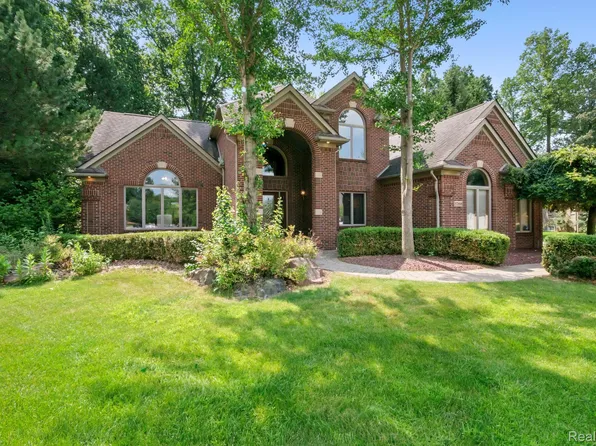 52018 Loon Ct, Shelby Township, MI 48315