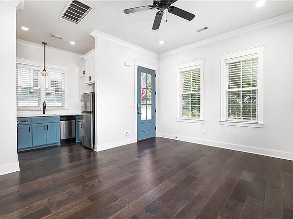 4th image of 117 E 9th St