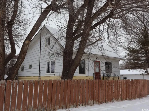 102 1st AVENUE E, Coronach, SK S0H 0Z0
