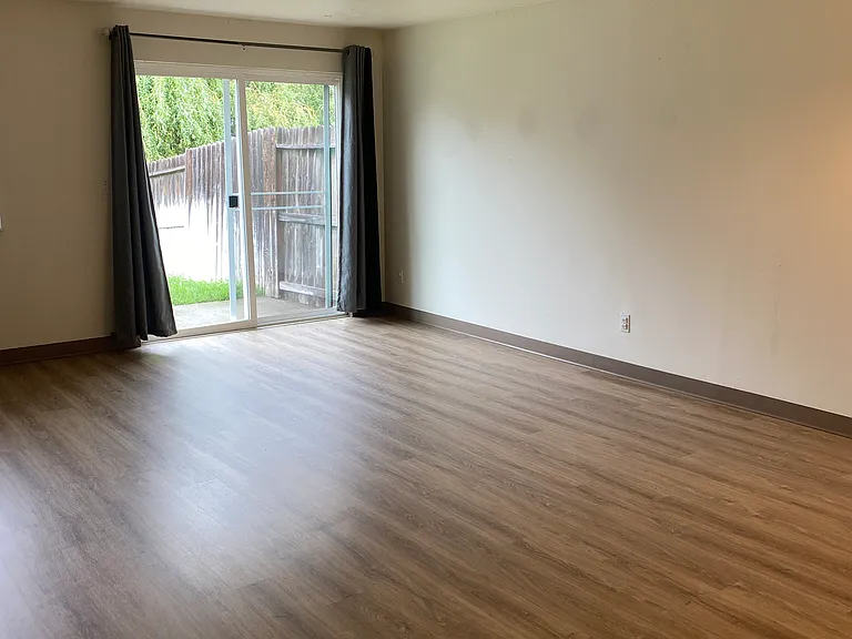 623 NE Larch Ave — Photo 5