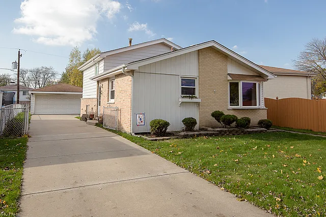 10602 Moody Ave photo 1