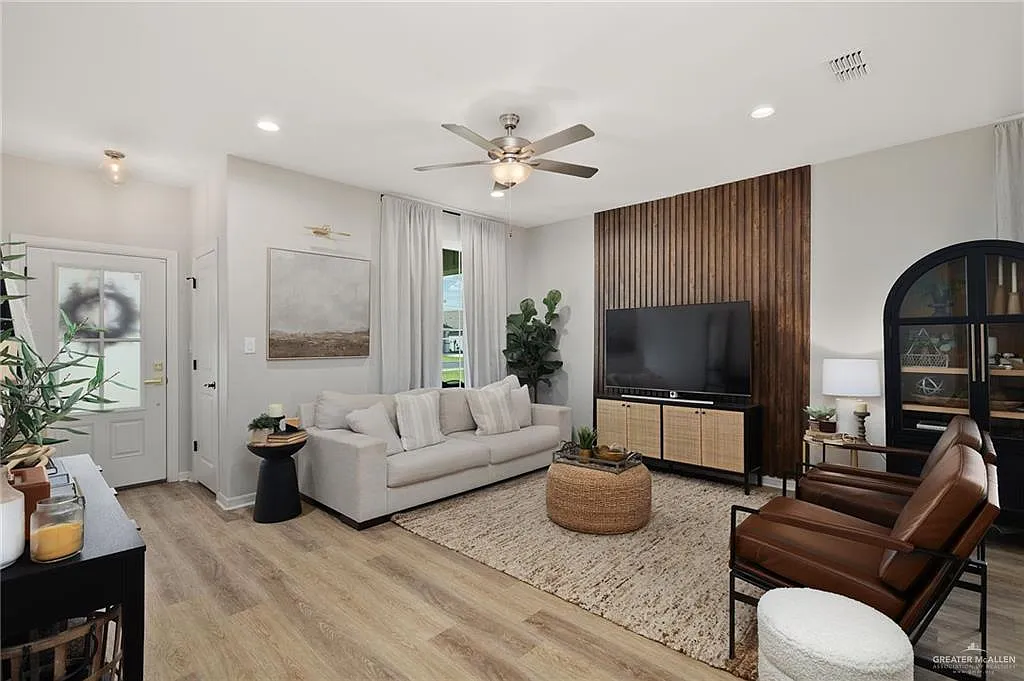 3 bed, 2.5 bath, 1842 sqft, $2,200 — Photo 2