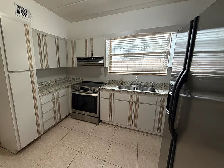 1120 NW 30th Pl — Photo 3