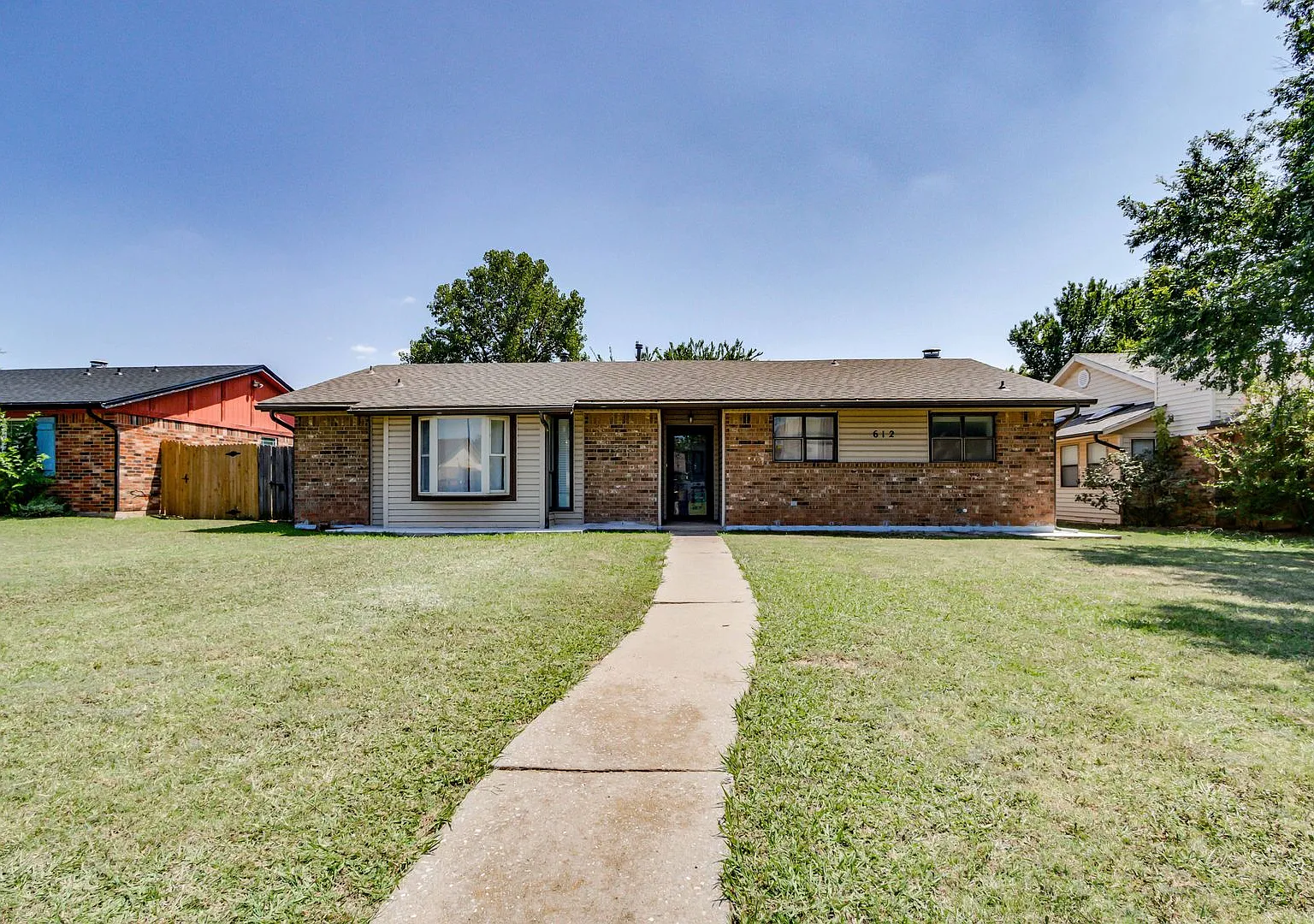 3 Bed 2 Bath 2 Car Garage Edmond Schools! Great Inclosed Sun Room — Photo 1