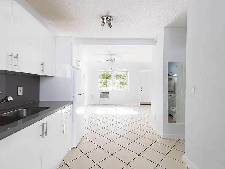 4-2825 SW 3rd Ave #4 — Photo 5
