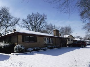 909 Sioux Dr, Elgin, IL 60120
