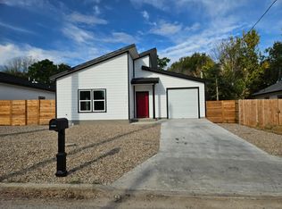 513 Sabine St, Lockhart, TX 78644