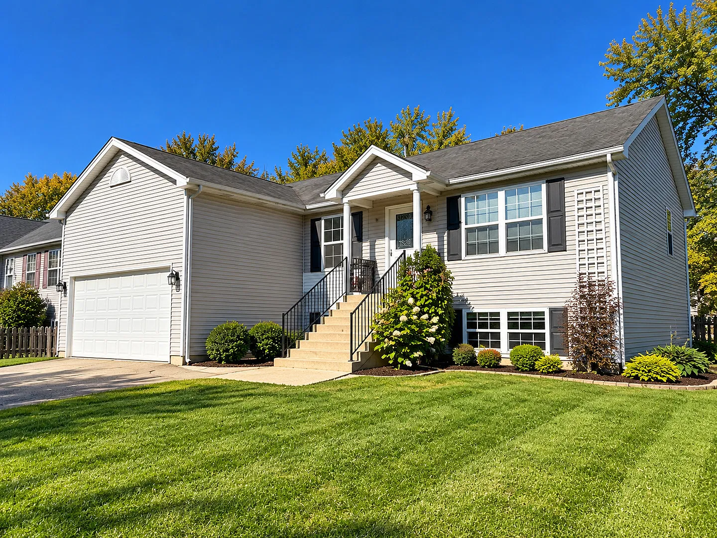 2 bed, 1.5 bath, 1025 sqft, $2,200 — Photo 2