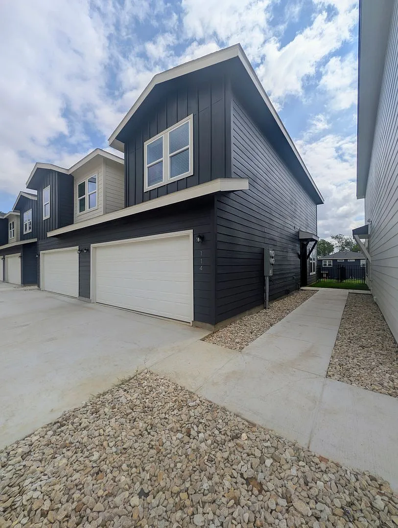 Brand New Duplex in New East Parks Community — Photo 2