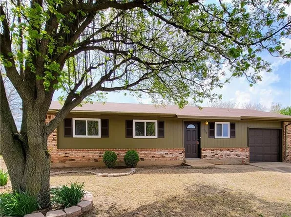 708 Meadowlake Dr, Noble, OK 73068