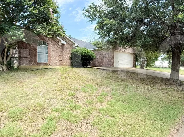 8001 Mourning Dove Dr, Arlington, TX 76002