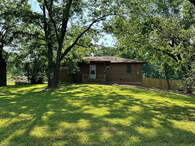 1515 Oak Grove Rd — Photo 1