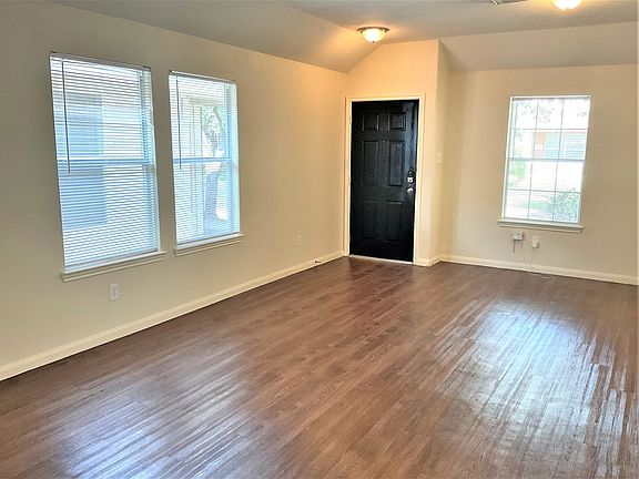 3rd image of 6433 Mountain Pines Ln