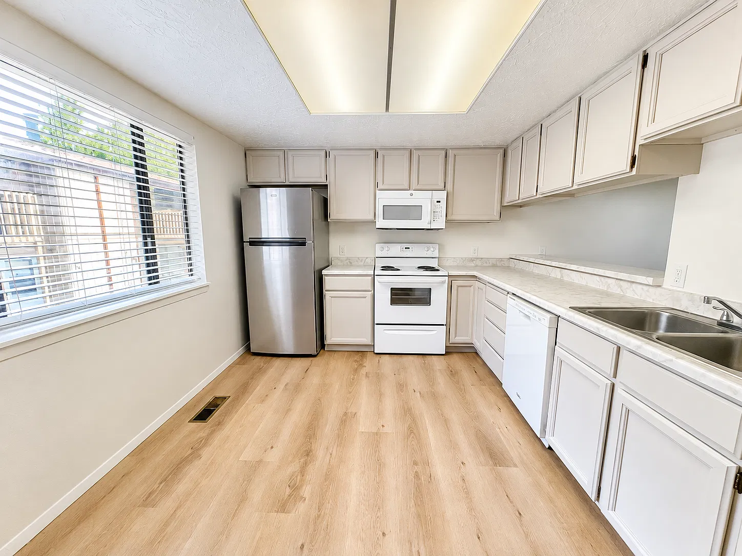 2 bed, 1.5 bath, 1364 sqft, $1,775 — Photo 2