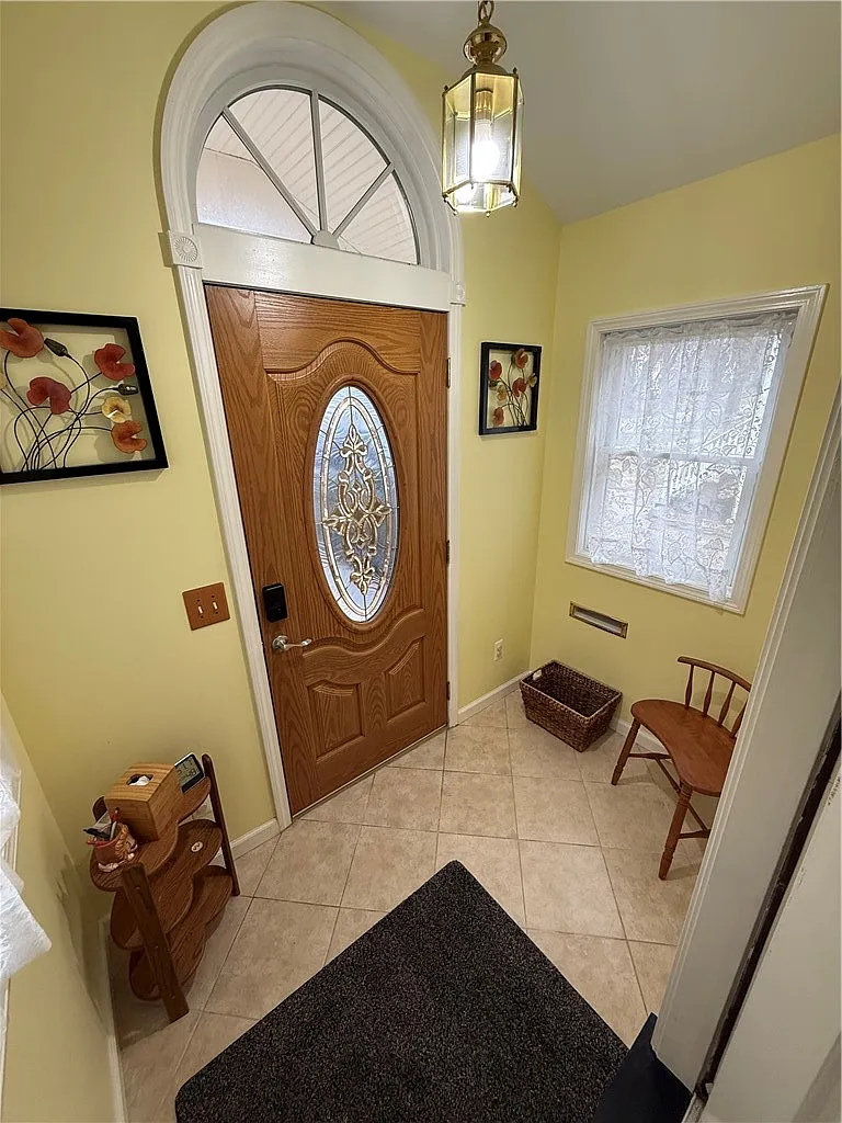 3 bed, 1.5 bath, 1170 sqft, $2,200 — Photo 2