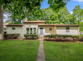 22492 Park Shore Dr, Cassopolis, MI 49031